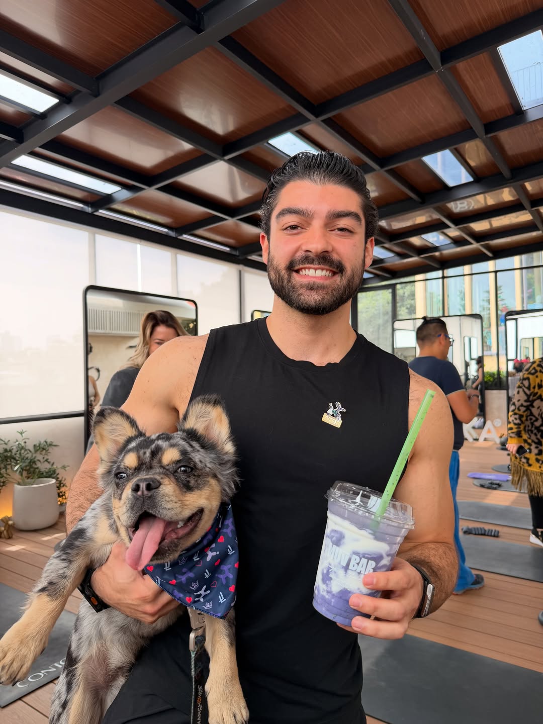 Participantes en una actividad de MUV BAR